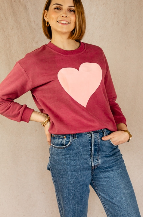 Sweat rose - sweat Andy et Lucy - Sweat sezane - sweat coeur - sweat avec coeur - sweat vieux rose - pull femme rose - sweat femme rose - sweat andy et lucy - haut vieux rose - haut coeur - Pull femme - haut femme - maille femme - top femme - pull pas cher femme - pull chic femme -pull qualité femme - pull boutique indépendante femme - boutique indépendante femme - boutique indépendante en ligne - boutique indépendante vêtements - boutique indépendante mode femme - Etsuzette boutique - boutique etsuzette -boutique libertie - boutique Libertie Lille - Boutique Violette Lille - Loela boutique - Boutique Templeuve - boutique pévèle - petite boutique pévèle - petite boutique Lille - boutique indépendante pévèle - boutique femme pévèle - petite boutique femme Lille