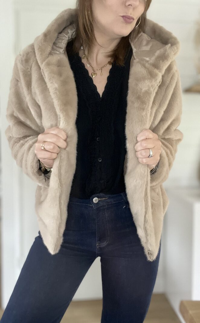 Veste Fourrure à Capuche Maya Beige – Image 3