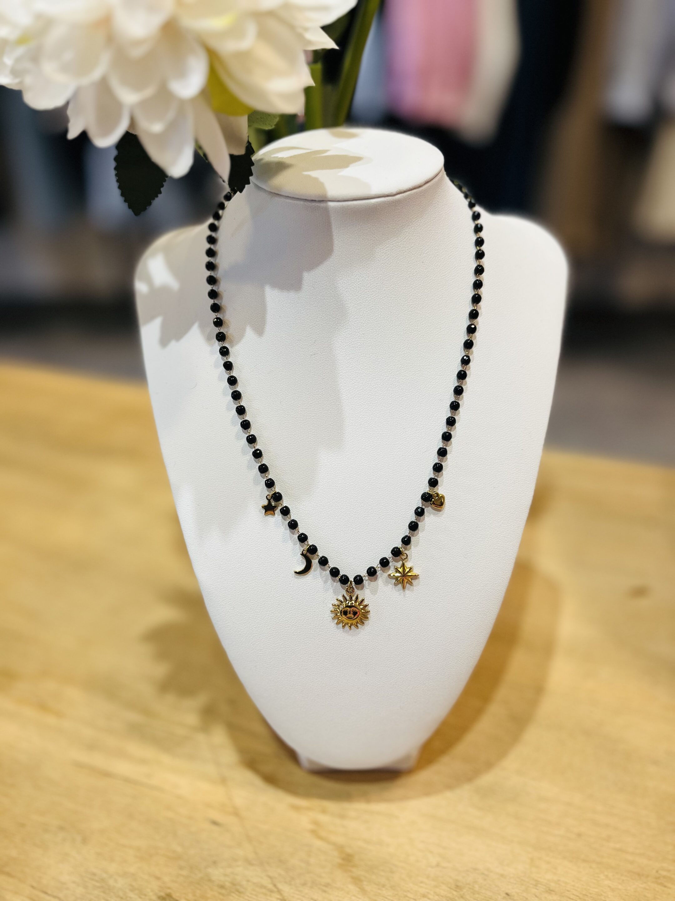 Collier Breloques Noir et Doré